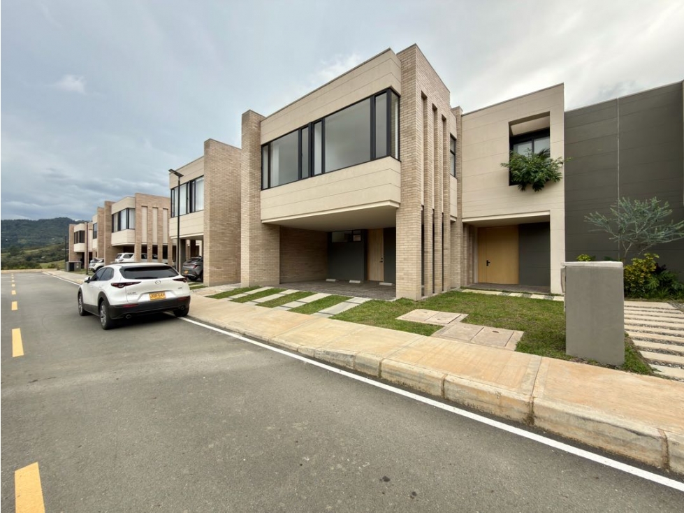CASA EN VENTA EN RIONEGRO SECTOR SAJONIA