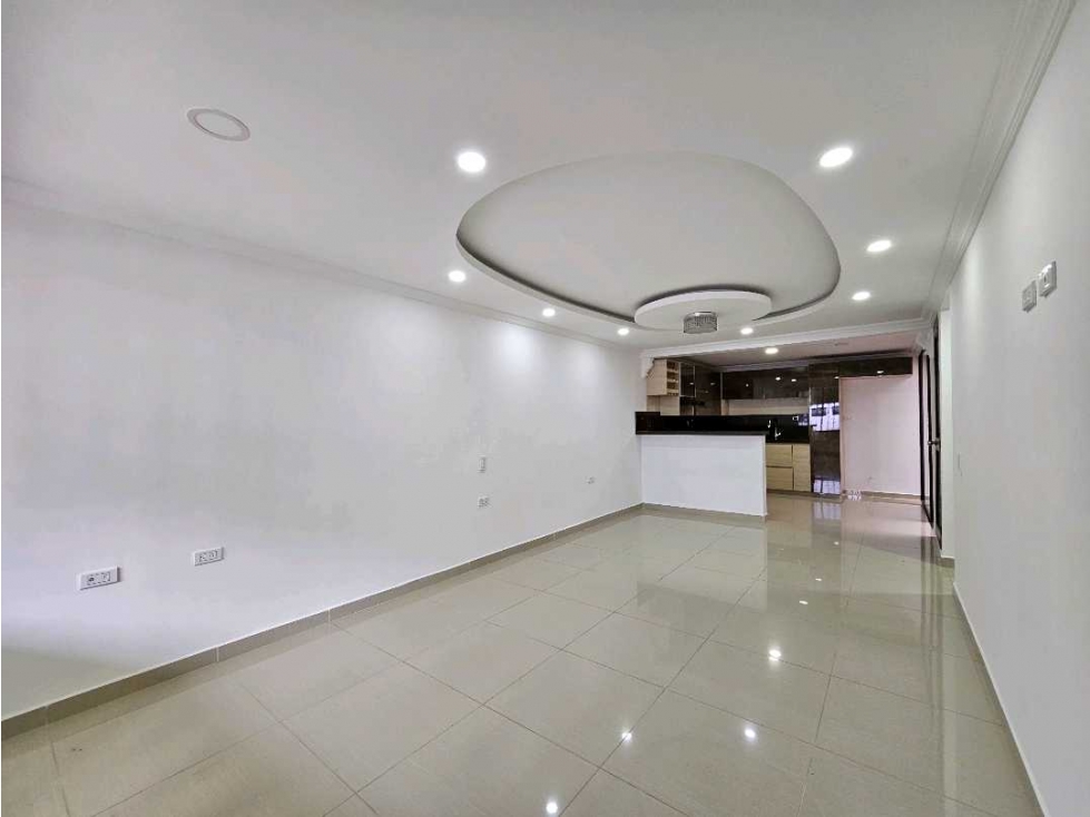 Moderna Casa de 3 Niveles con Patio y Baño Turco en Venta, Rionegro