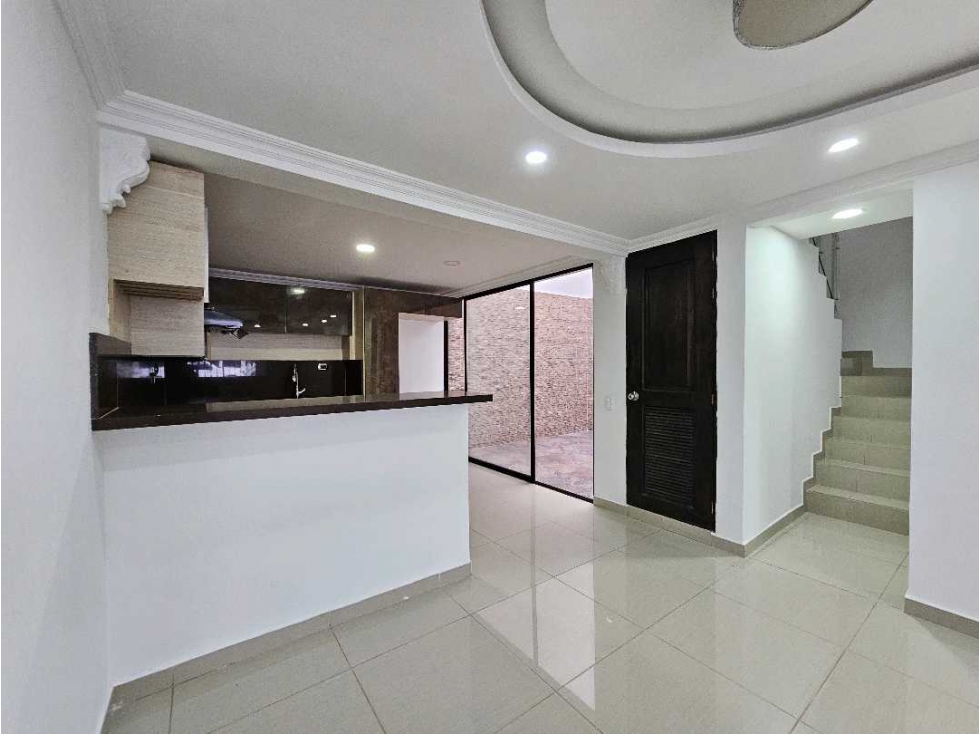 Moderna Casa de 3 Niveles con Patio y Baño Turco en Venta, Rionegro — foto 3