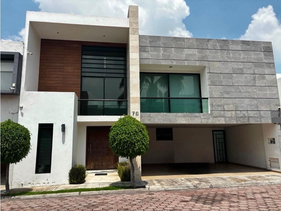 Casa en venta en San Martinito de 4 recámaras y jardín!