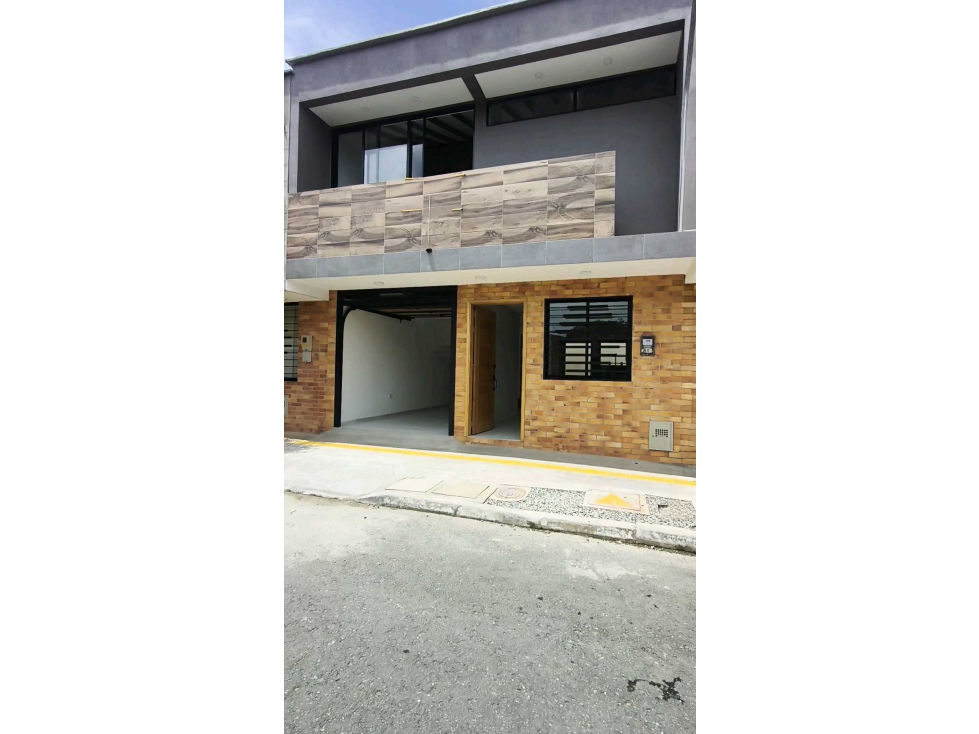 CASA EN VENTA EN UNIDAD ABIERTA LA CEJA CERCA AL CC VIVA