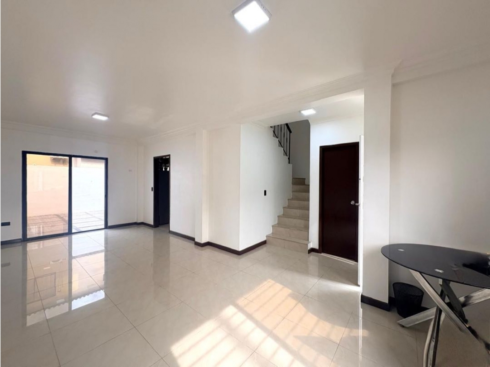 C.01 Casa en Venta en Urb. Villa Club Etapa Floral vía a la Aurora