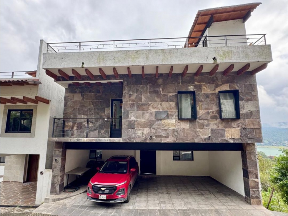 Casa en venta en Valle de Bravo con alberca techada y gran ubicación
