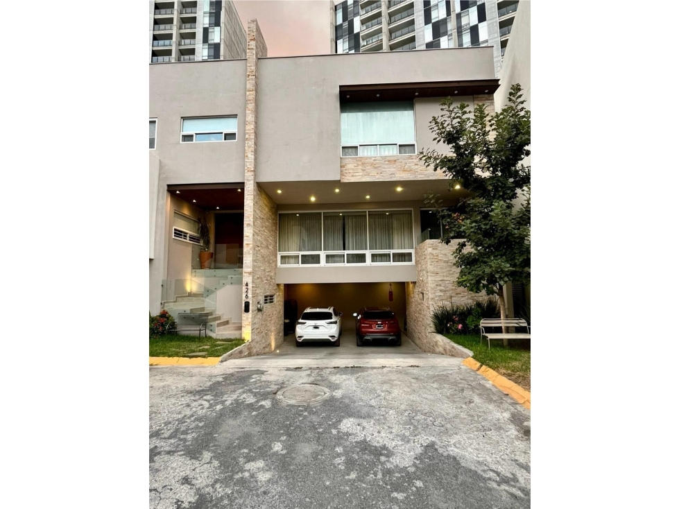Casa en venta en Valle Poniente en Privadas la Huasteca Frente Parque - 1
