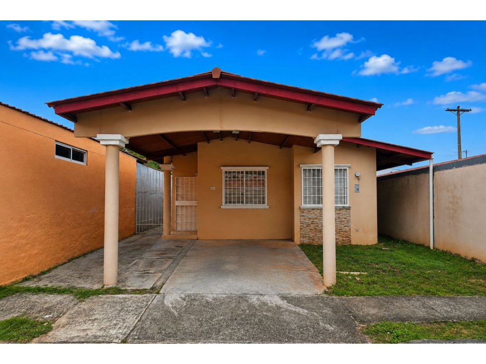 CASA EN VENTA EN VILLA LUCRE CON AMPLIO PATIO (C.P)