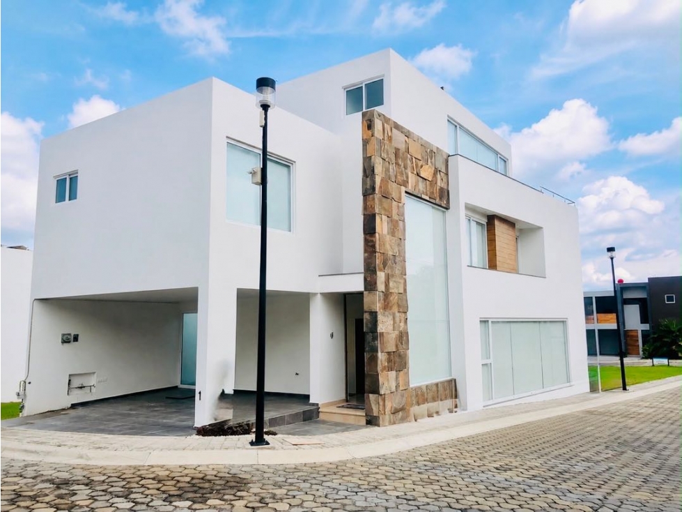 Casa en venta en esquina en zona Azul, Lomas de Angelopolis