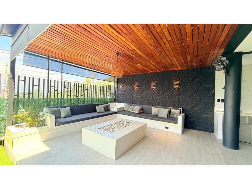 Casa en venta, Envigado, muy cerca al colegio Montesori