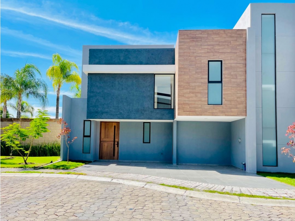 Casa en venta junto a área verde con doble altura! Lomas Angelópolis