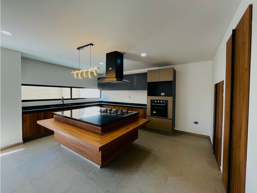 Casa en venta junto a área verde con doble altura! Lomas Angelópolis — foto 2