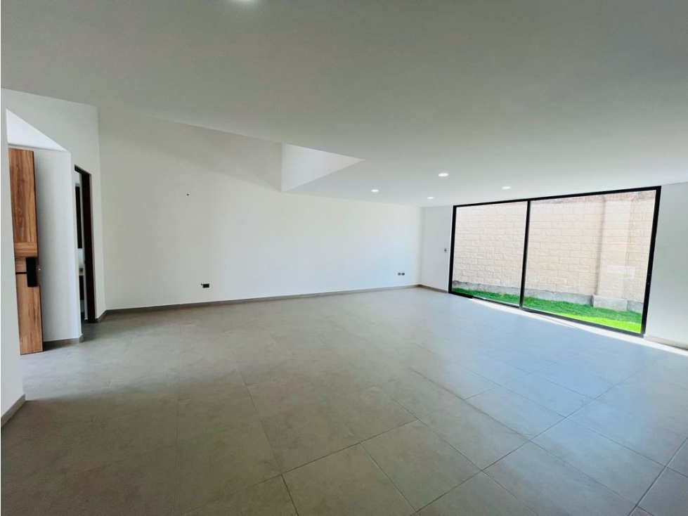 Casa en venta junto a área verde con doble altura! Lomas Angelópolis — foto 4