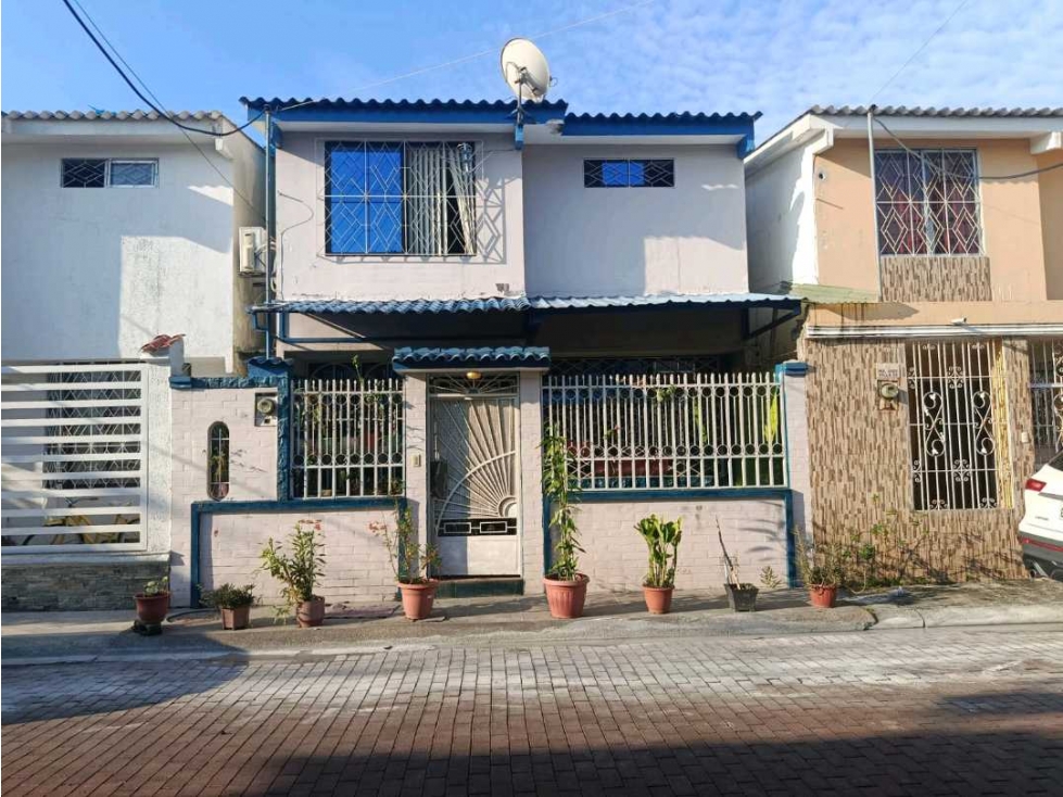 CASA EN VENTA MUCHO LOTE 2 / URBANIZACIÓN VICTORIA DEL RÍO