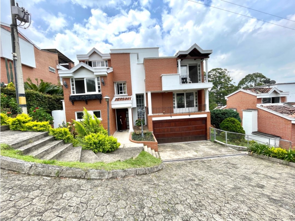 Casa en venta o arriendo de 315 m² en el Poblado.