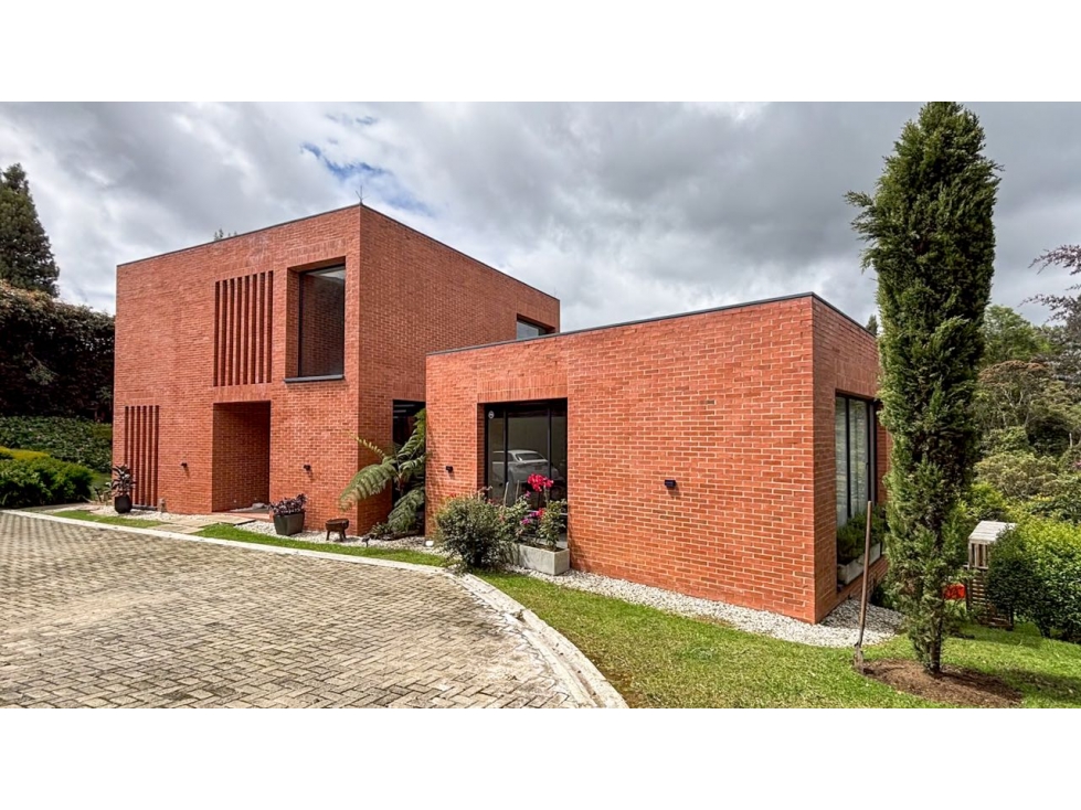 CASA EN VENTA O RENTA AMOBLADA. ALTO DE LAS PALMAS