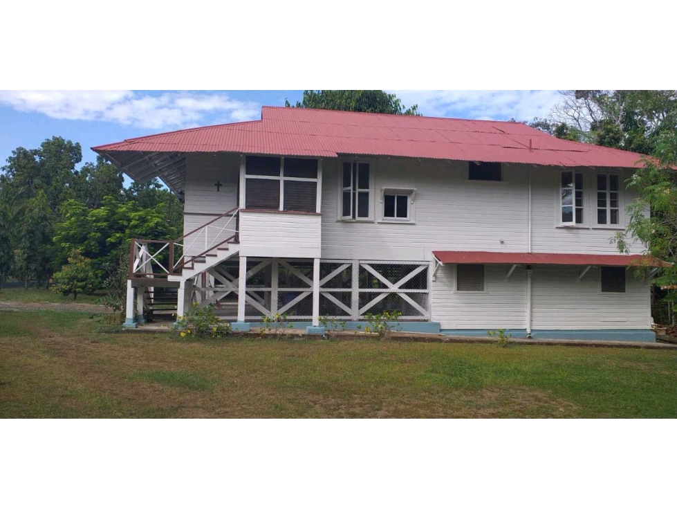 CASA EN VENTA PUERTO ARMUELLES 1700M2 A 500MTS DEL MAR - 2