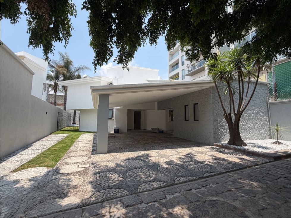 Casa en venta remodelada. Amplio jardín en zavaleta cerca Angelopolis