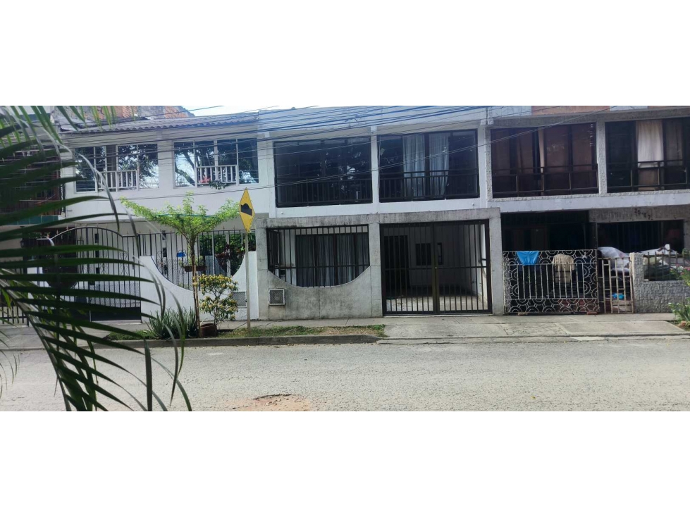 Casa en venta sur cali barrio ciudad 2000 frente a un parque dos pisos