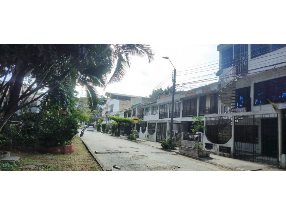 Casa en venta sur cali barrio ciudad 2000 frente a un parque dos pisos — foto 3