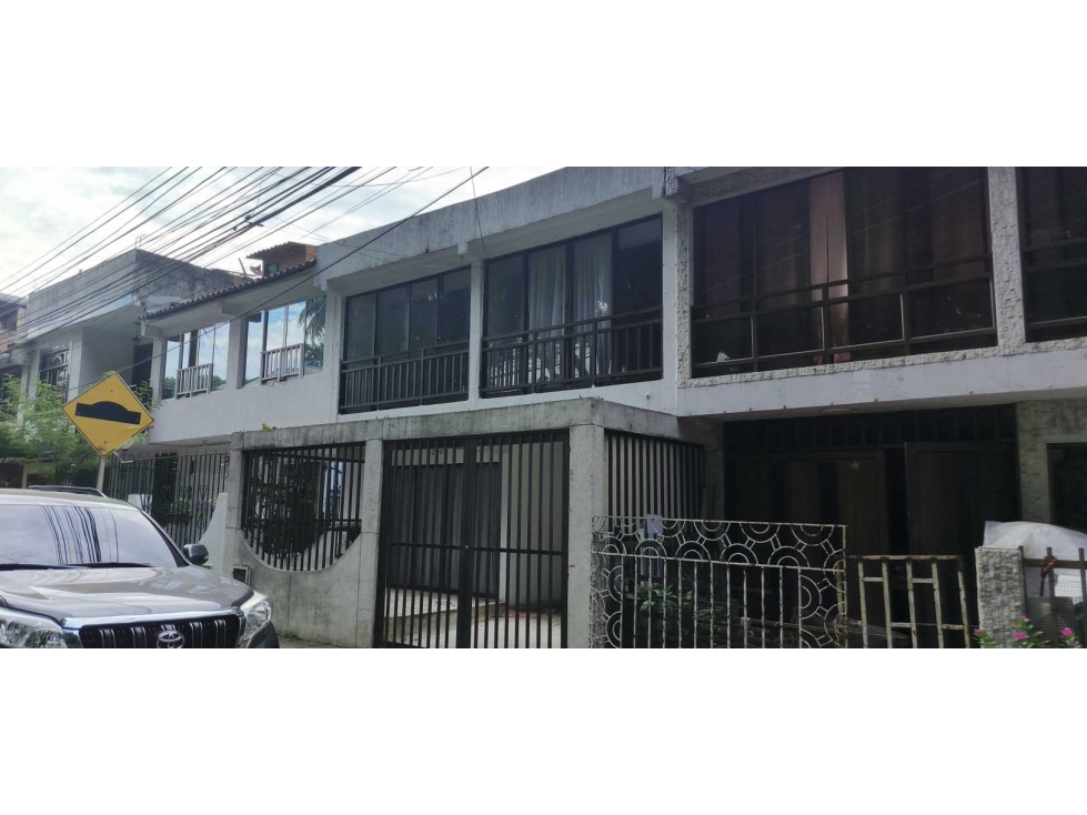 Casa en venta sur cali barrio ciudad 2000 frente a un parque dos pisos — foto 4