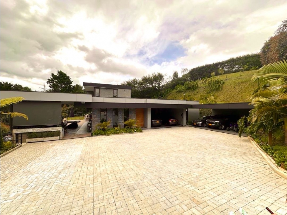 CASA EN VENTA VÍA AEROPUERTO ESPECTACULAR