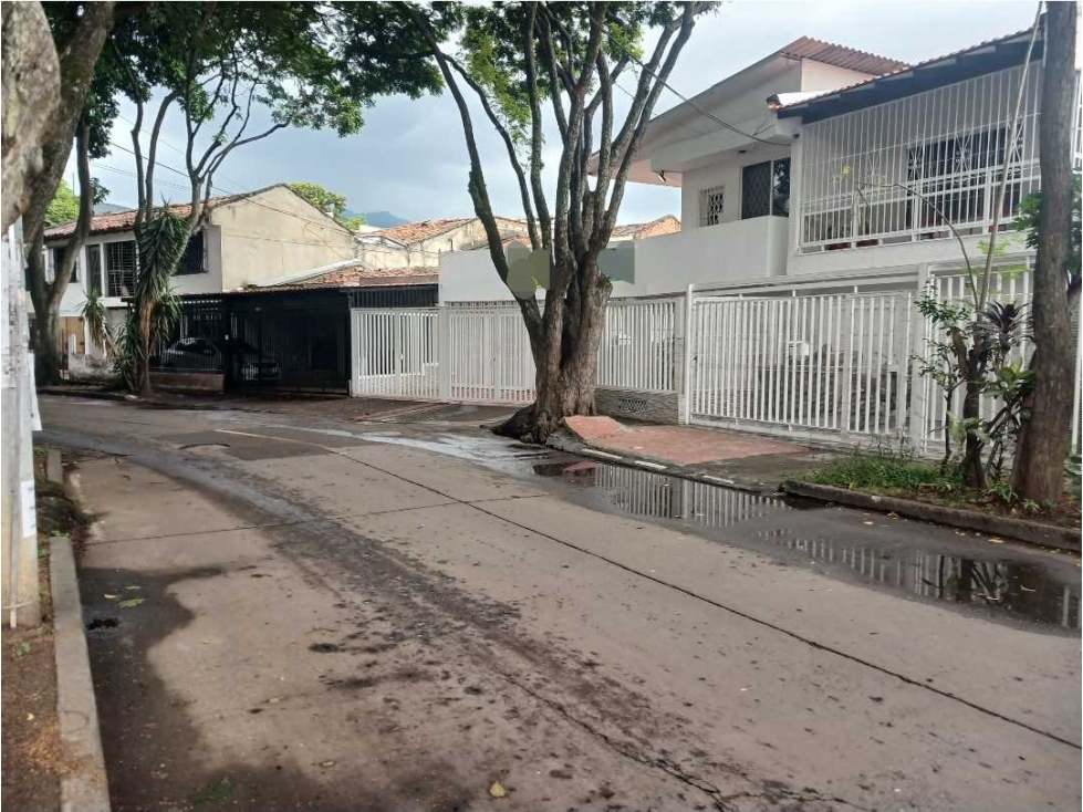 Casa en vental norte de cali barrio prados del norte con lote 300 m² - 1