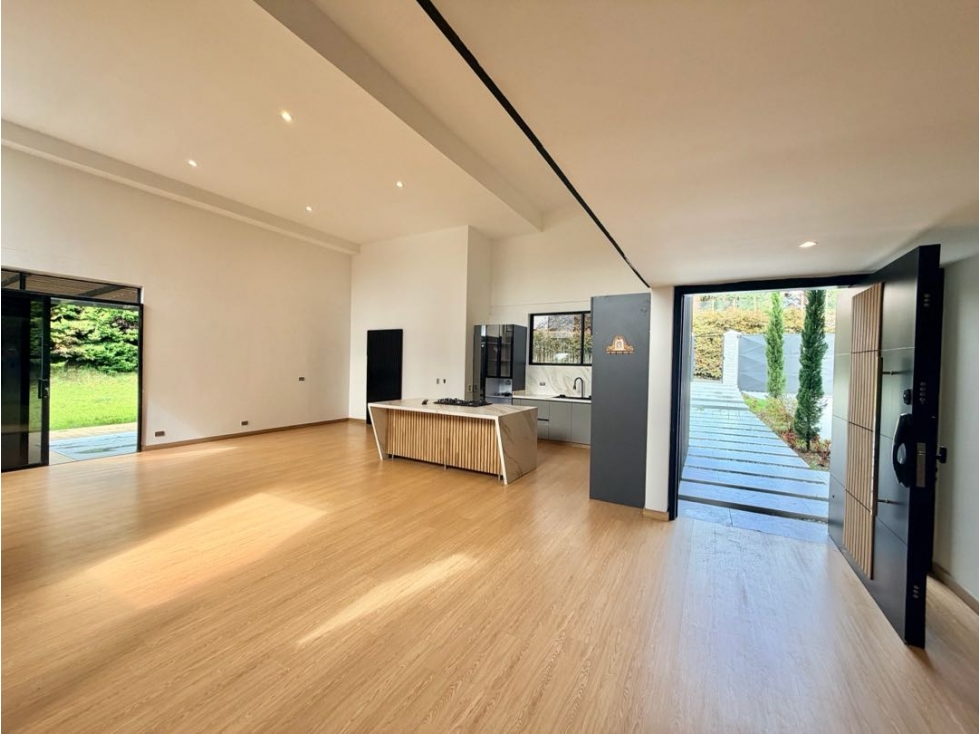Casa entre verde, diseño y ciudad en Loma del Escobero | Parc. Privada