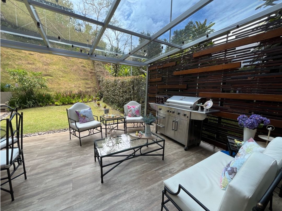CASA ENVIGADO LOMA DEL CHOCHO 220mt2-3 alcobas-TerrazaJardín-Reformada