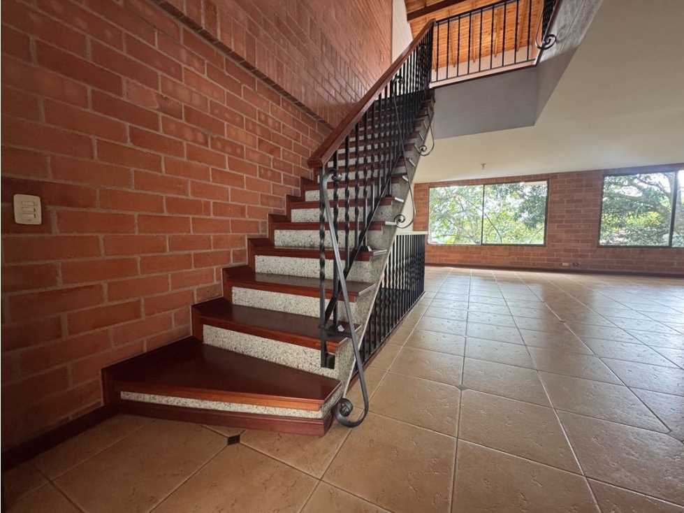 Casa esquinera 3 niveles en venta Envigado sector Cumbres con jardín — foto 3