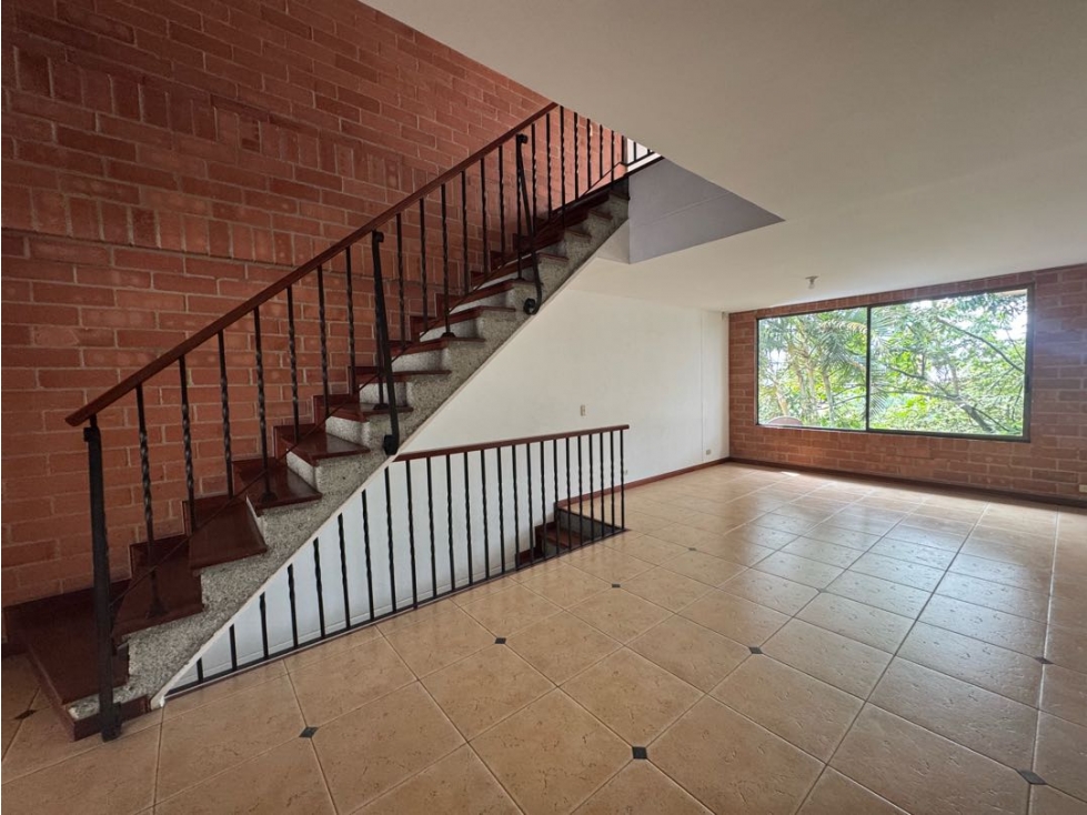 Casa esquinera 3 niveles en venta Envigado sector Cumbres con jardín — foto 2