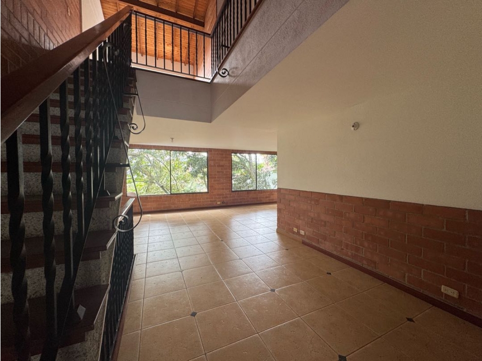 Casa esquinera 3 niveles en venta Envigado sector Cumbres con jardín — foto 4