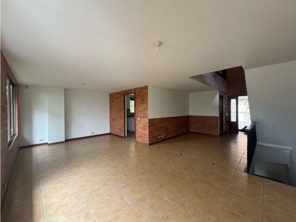 Casa esquinera 3 niveles en venta Envigado sector Cumbres con jardín — foto 6