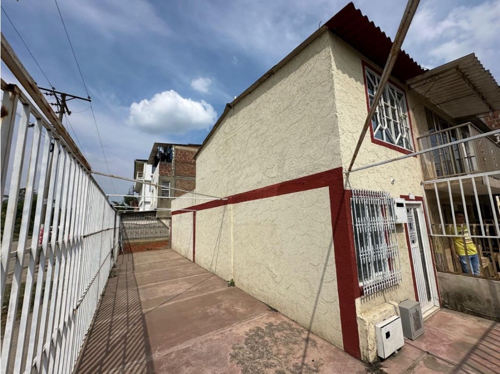 Casa esquinera barrio floralia cerca al jarillon