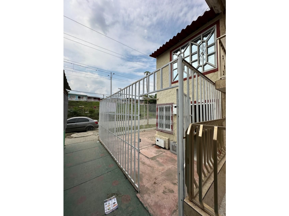Casa esquinera barrio floralia cerca al jarillon — foto 2