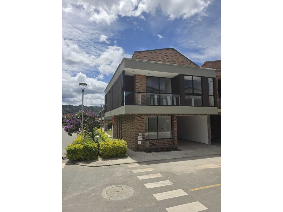 Casa esquinera de lujo en sector de Valles, La Ceja 151 m²