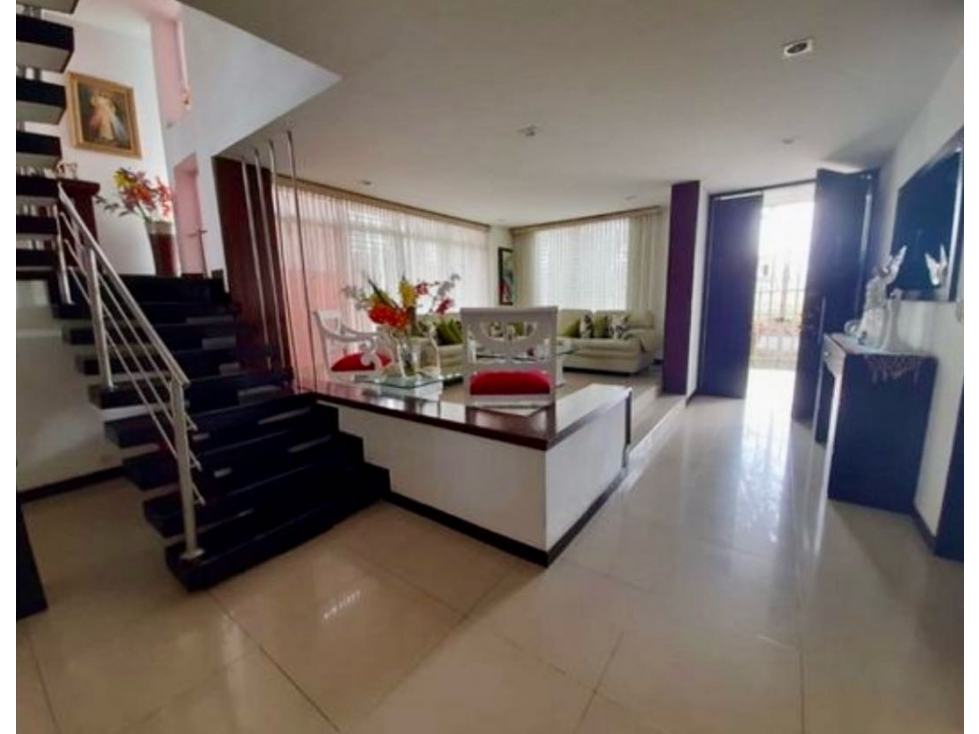 Casa esquinera de tres pisos en venta - Barrio Las Mercedes Palmira — foto 2