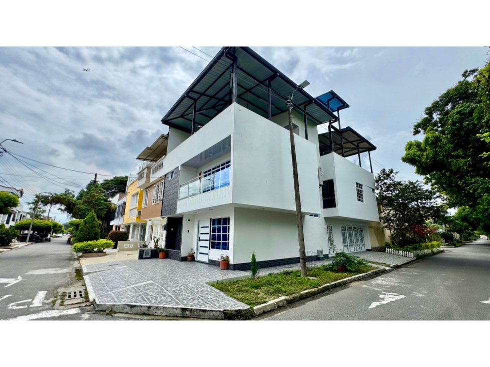 Casa esquinera de tres pisos en venta permuta Barrio Santa Ana Palmira