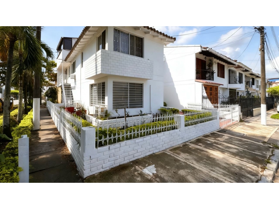 Casa esquinera de tres pisos en venta | Las Flores - Palmira