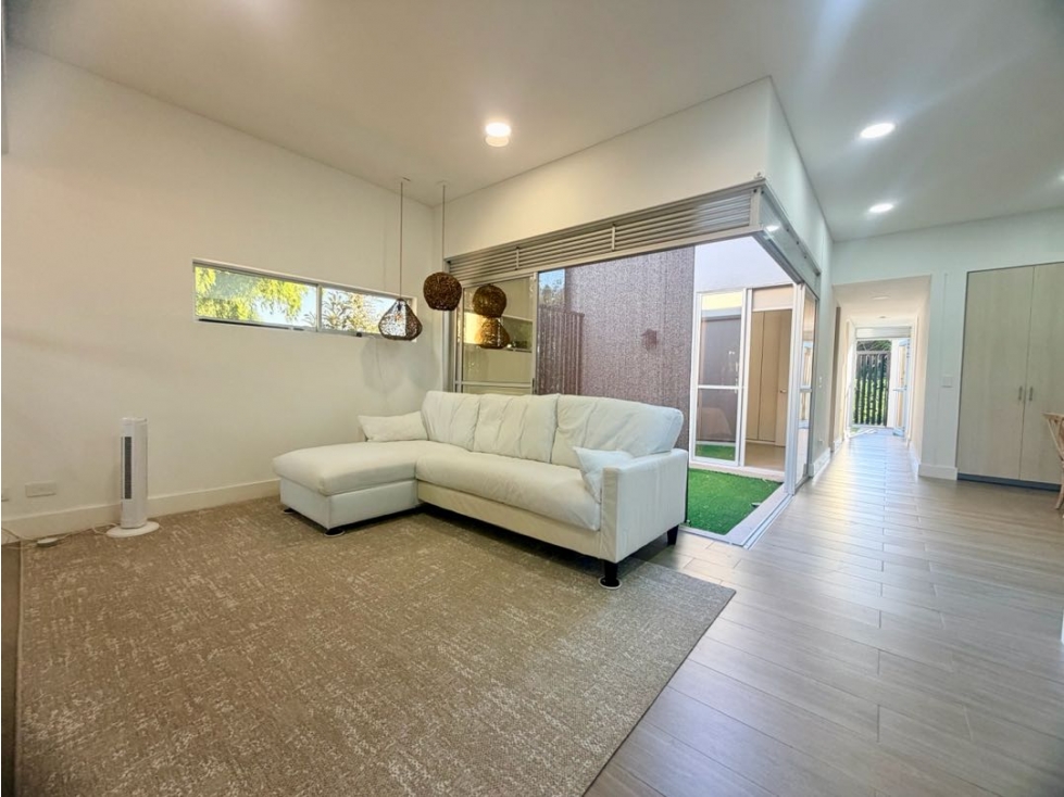 CASA ESQUINERA DE UN NIVEL EN CERRITOS - 2