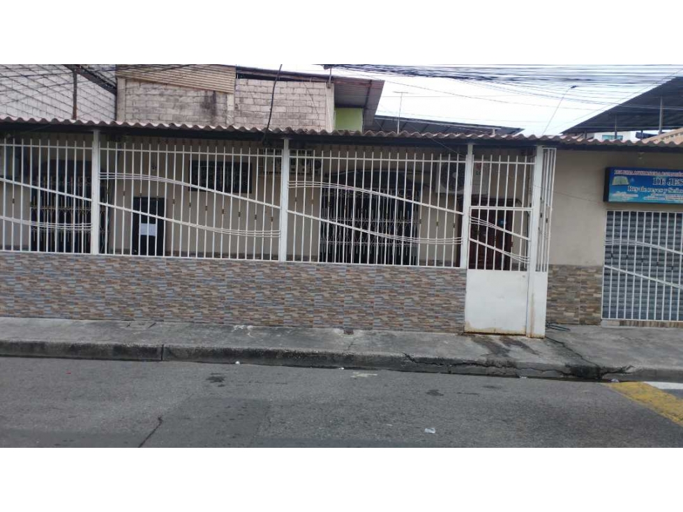 CASA ESQUINERA DE VENTA EN CDLA. SANTA MÓNICA - 1