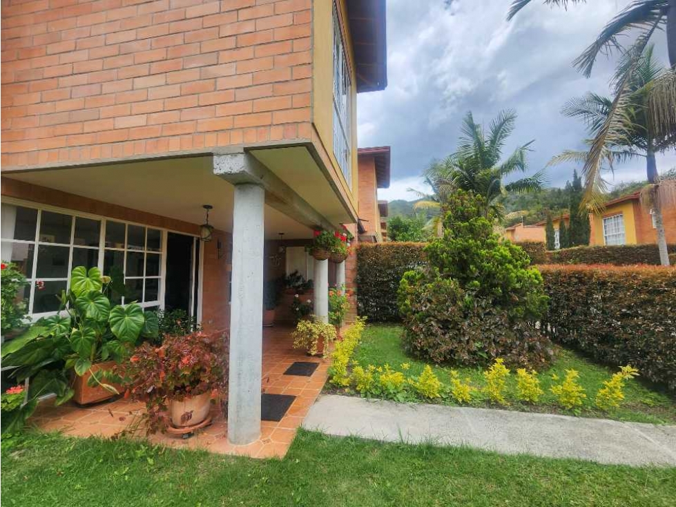 Casa esquinera en Urbanización campestre a la venta