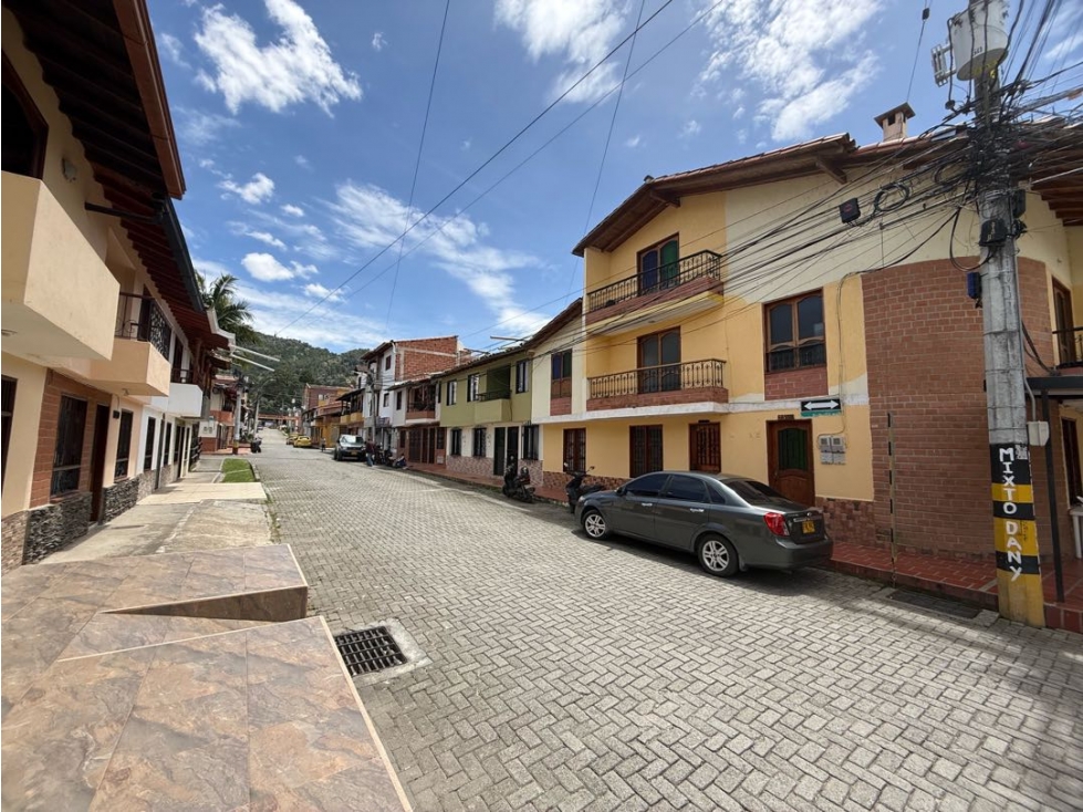 Casa esquinera en urbanización abierta La Ceja