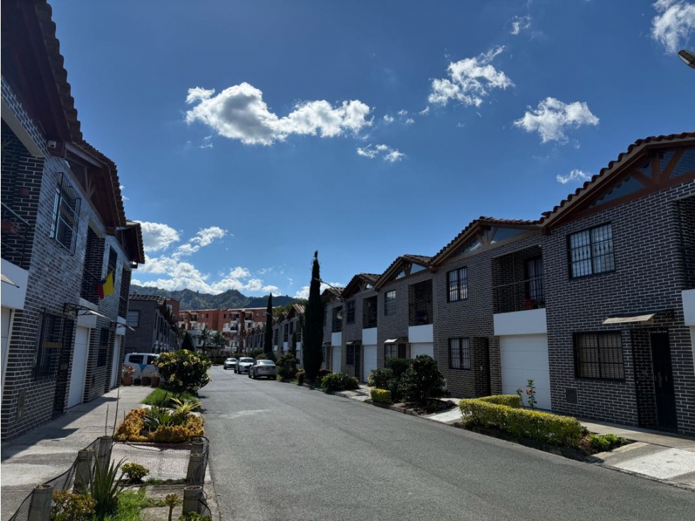 Casa esquinera en Urbanización abierta La Ceja