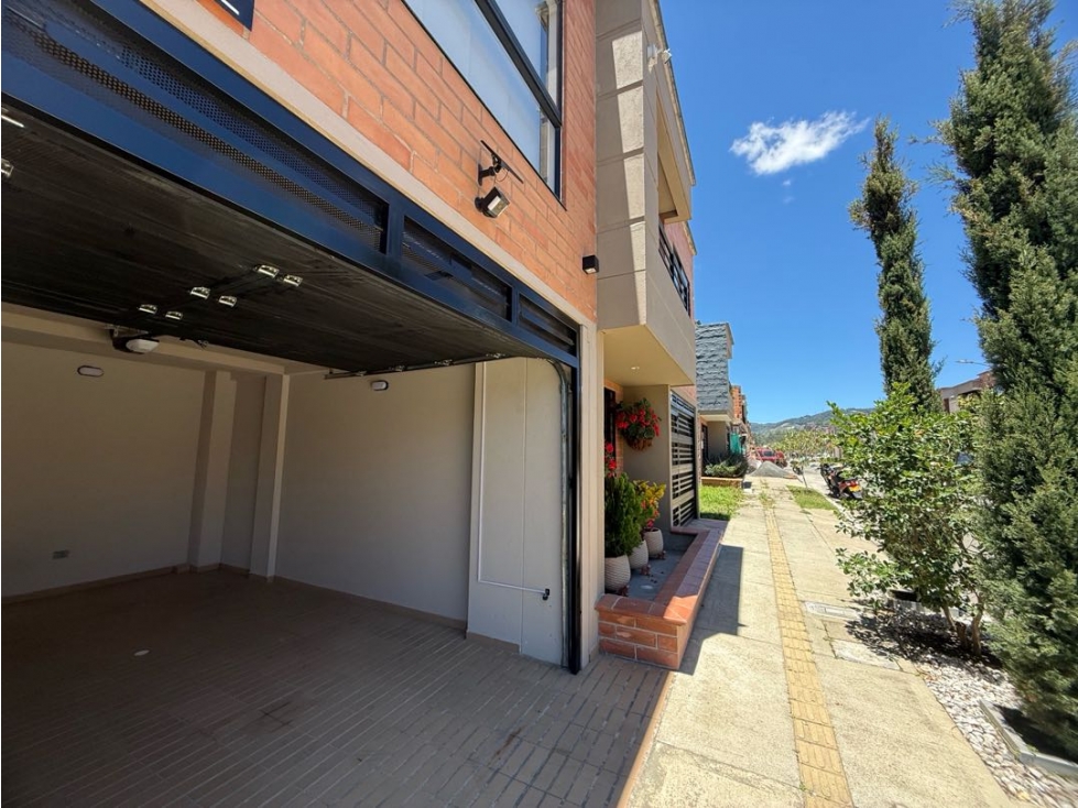 Casa esquinera en Urbanización abierta La Ceja