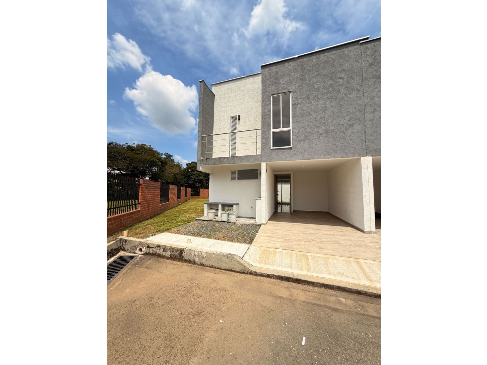 Casa Esquinera en Venta en el Conjunto residencial Solares del country