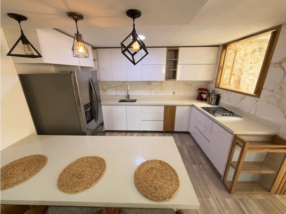 Casa esquinera en venta en exclusiva unidad cerrada.