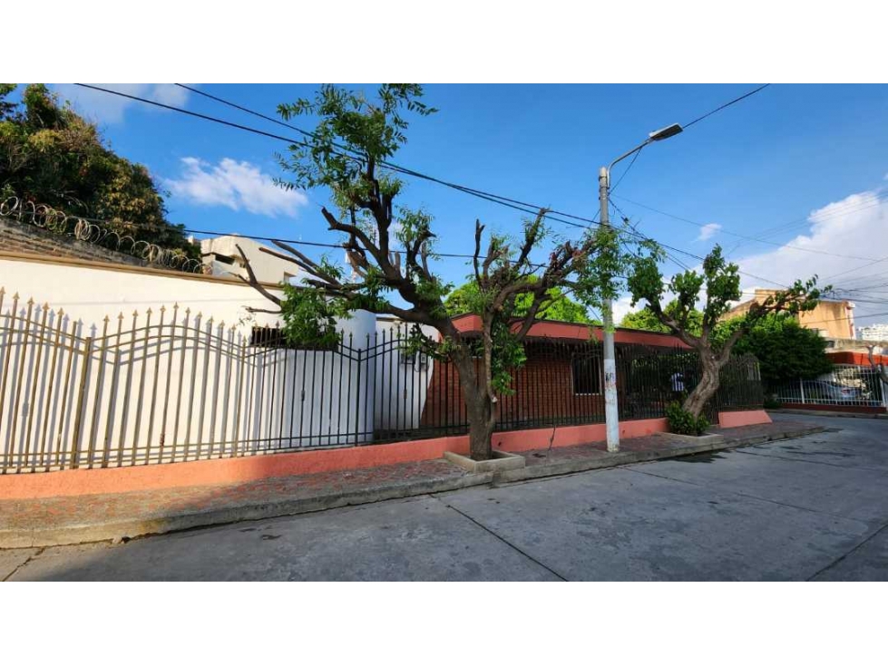 Casa esquinera en riascos a dos cuadras del libertador 005