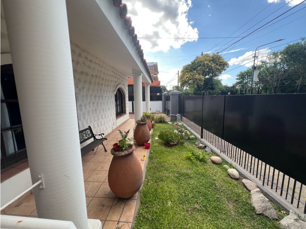 CASA ESTILO COLONIAL SOBRE AVENIDA - 2