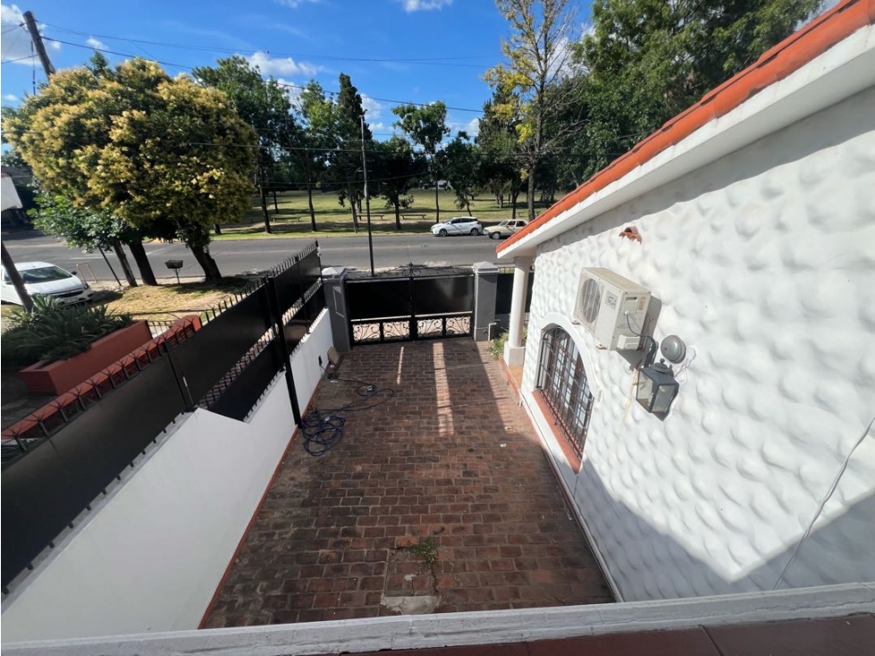 CASA ESTILO COLONIAL SOBRE AVENIDA - 5