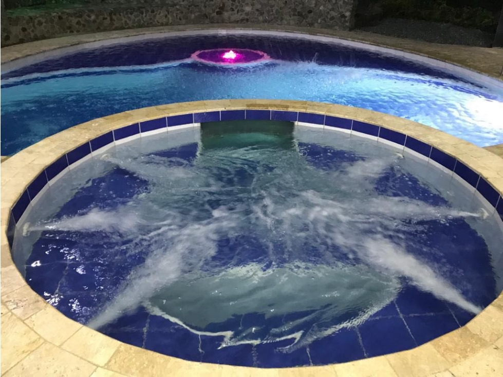 Casa finca de 2 pisos con piscina / San Jerónimo