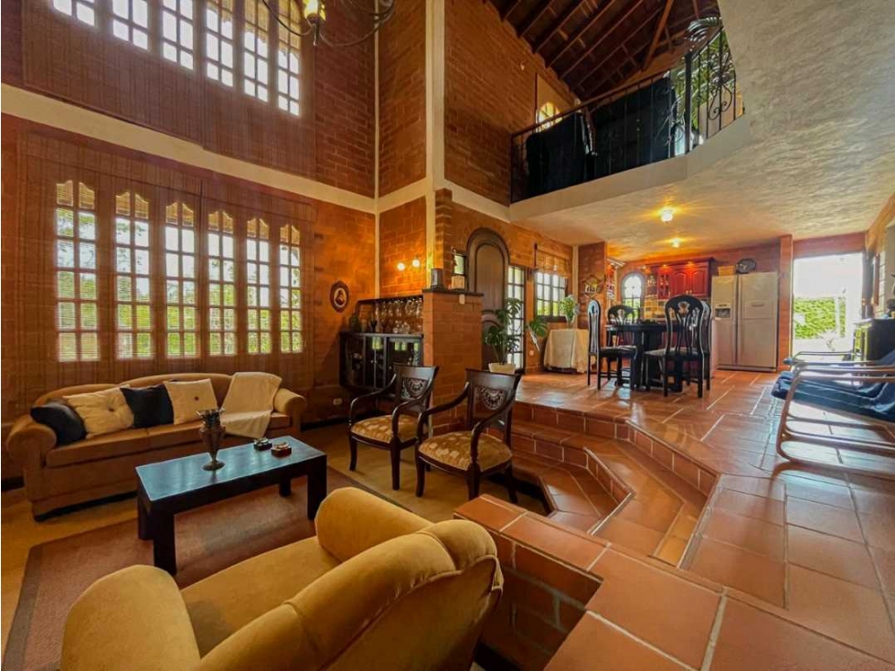 Casa Finca de 310 m2 en parcelacion en Santa Elena / Lote de 6.450 m2