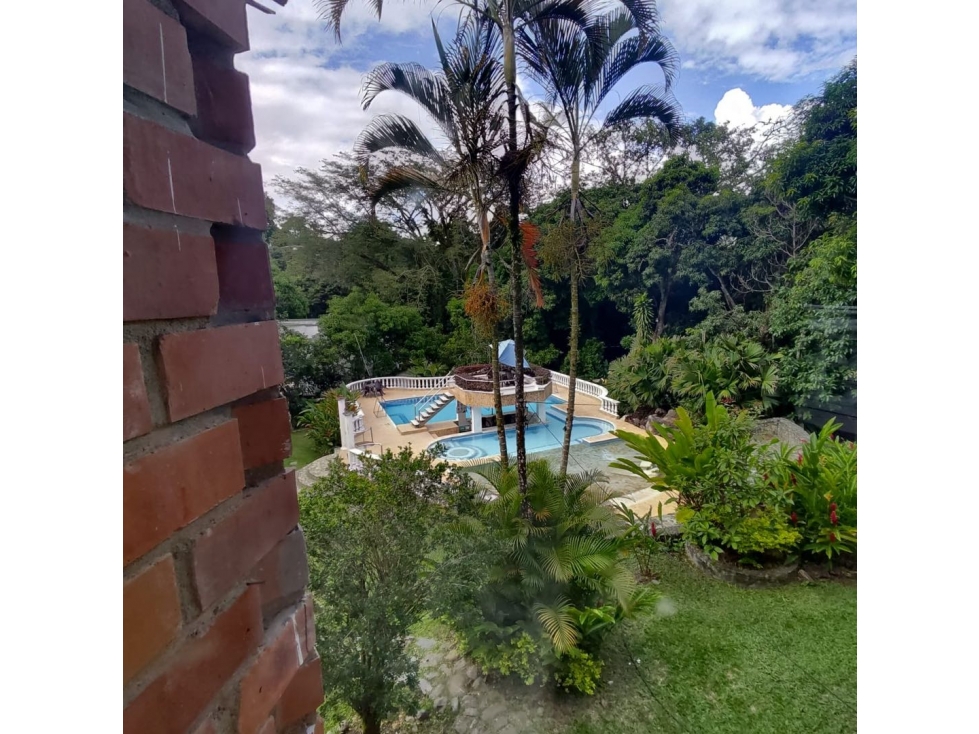 Casa finca de 3 pisos y piscina / San Jerónimo — foto 2